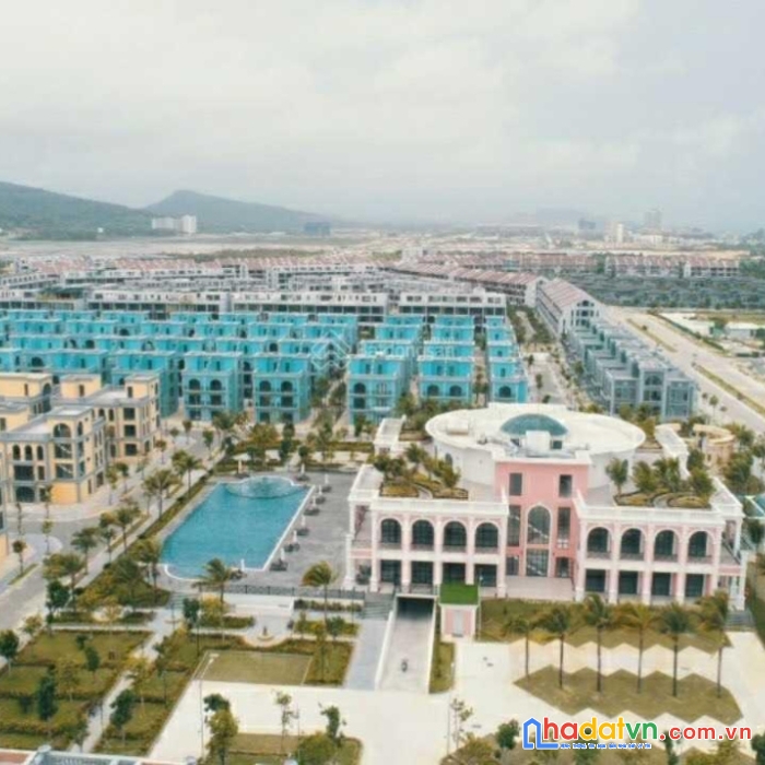 Kẹt tiền cần bán 2 căn bt biển vị trí đẹp sở hữu vĩnh viễn, paris villas tại phú quốc. cách sân