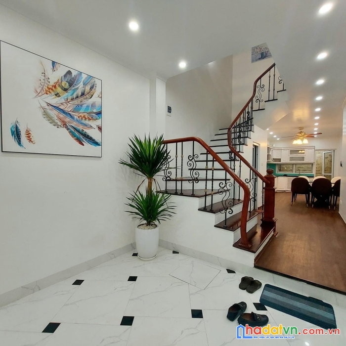 Cực hiêm nhà mới cầu giấy giá 4.85 tỷ diện tích 42m2 xây 5 tầng, giá, sát phố , oto cách nhà 30mm