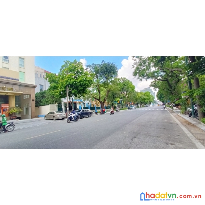 Bán nhà phố trần hưng đạo, hoàn kiếm, lô góc, 2 mt, 3 thoáng, ô tô, vỉa hè, 150m2, 48 tỷ.