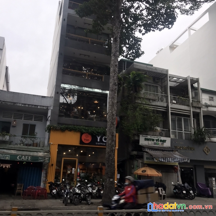 Tòa nhà 6 tầng. mặt tiền quận 1 gần chợ bến thành. doanh thu 200tr/th