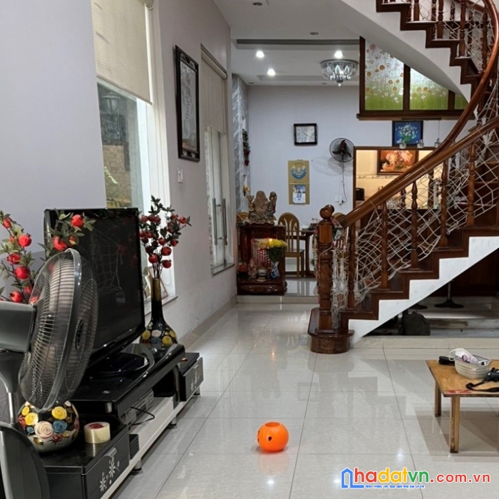 Cho thuê nhà đầy đủ nội thất nằm mặt tiền hẻm xe hơi