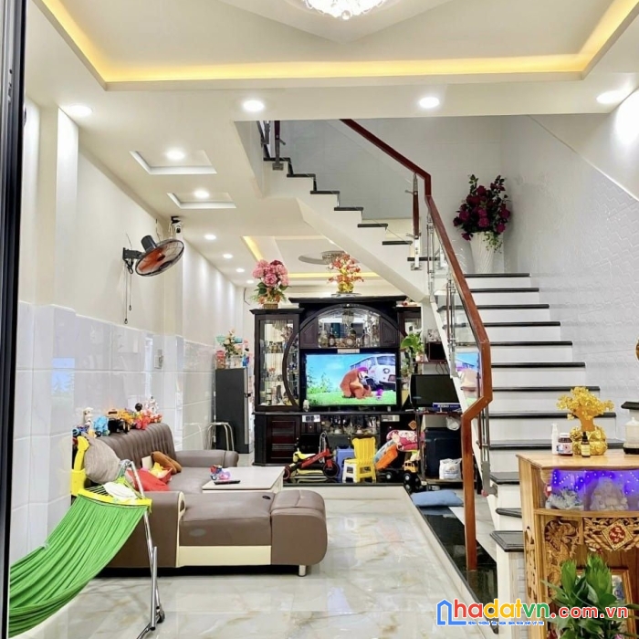 Nhà mặt tiền 3 tầng 4,1x19,9m  đại lộ 3 phước bình quận 9 giá  12.9 tỷ.