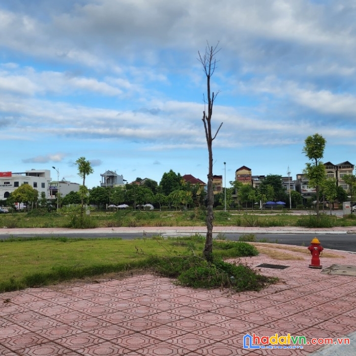 Gia đình tôi cần bán gấp lô đất ở đô thị gần khu công nghiệp 1000ha mặt đường rộng 60m