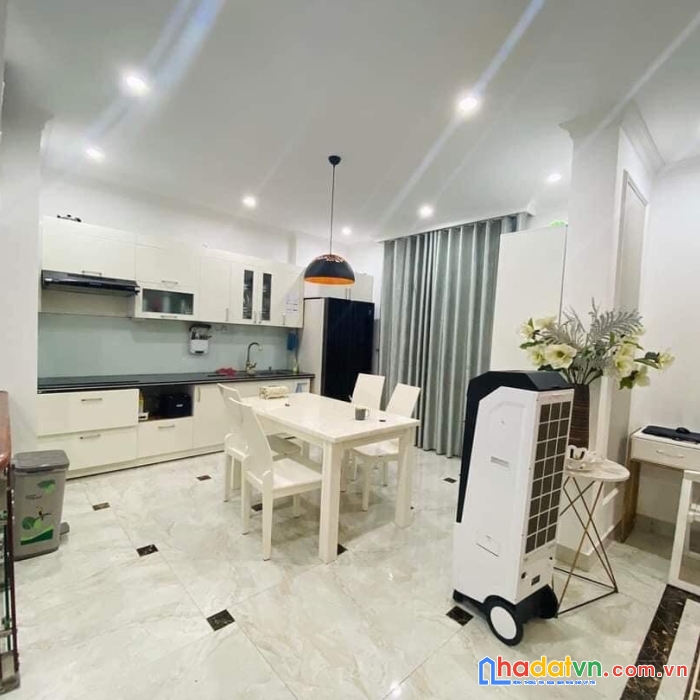 Bán nhà 4 tầng lô góc hiện đại tại trung tâm phố lạch tray.
nhà mặt ngõ phụ,ô tô nhỏ hoặc xe tải