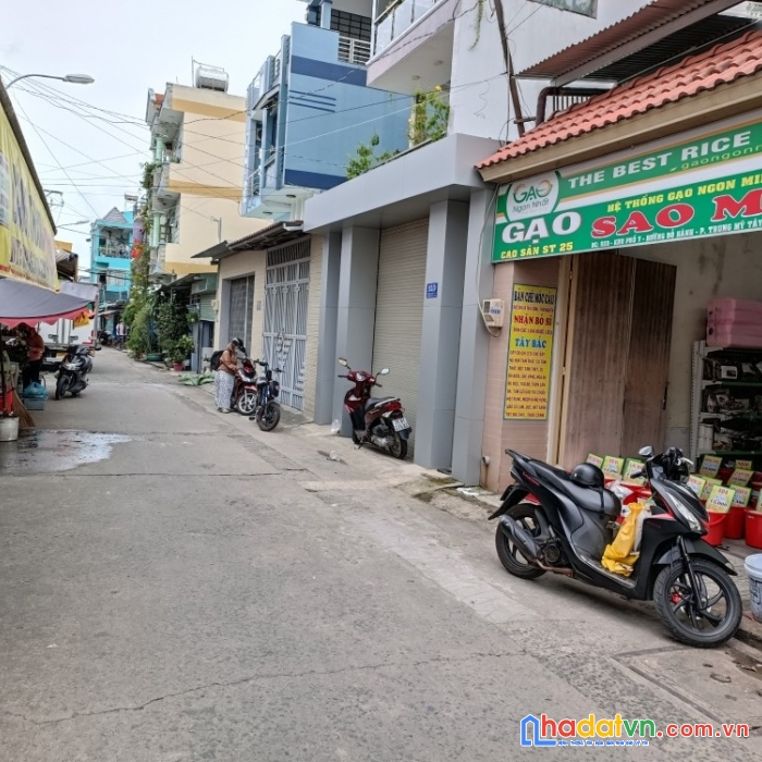 Mặt tiền đường đỗ hành phường trung mỹ tây quận 12.