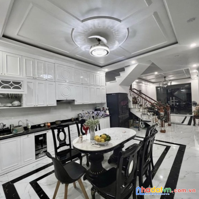 Bán nhà hoàng quốc việt 46m- 4.4 tỷ- ở ngay- đầy đủ tiện ích