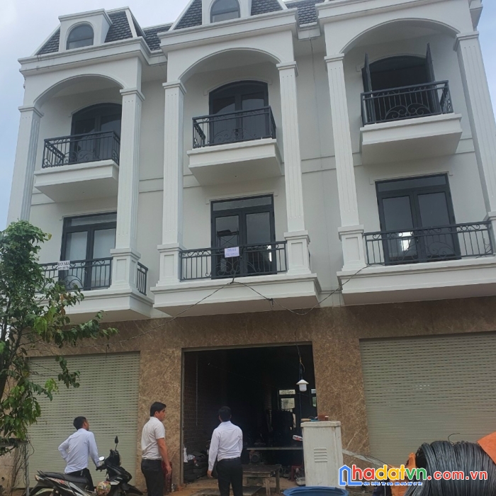 Cần bán nhà 1 trệt 2 lầu trong khu đô thị vsip, trung tâm tp mới — bình dương