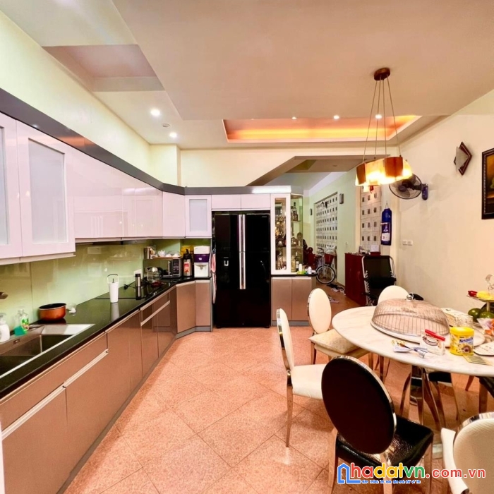 Bán nhà hoàng quốc việt, dòng tiền-ô tô-v/trí trung tâm, 40mx6t, hơn 10 tỷ.