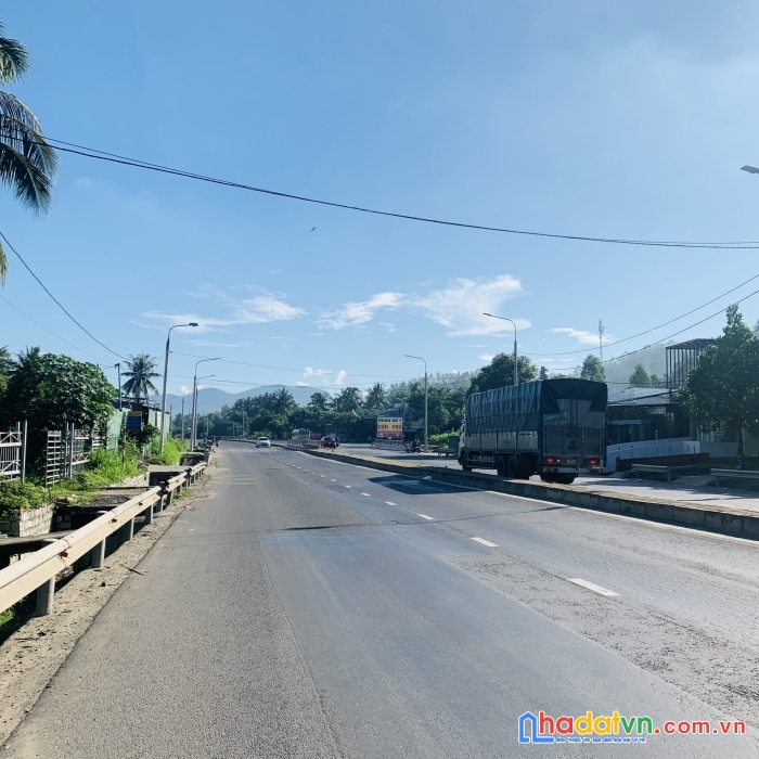 Cần tiền bán gấp 830m2 có 225m2 đất ở ngang 12m nở hậu 32m đất mặt tiền quốc lộ 1a, thôn lương