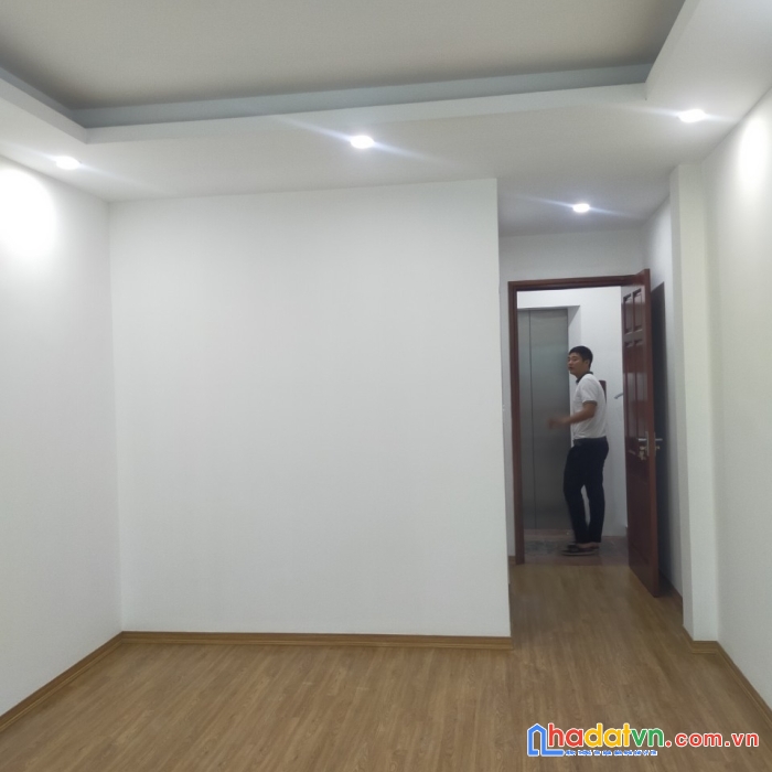 Bán nhà chu huy mân , long biên 45 m 7 tầng 6,55 tỷ