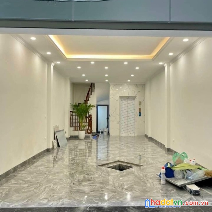 Bán nhà hoàng quốc việt-cầu giấy-khu phân lô quân đội-thang máy-ô tô đỗ cửa vào nhà