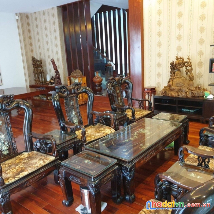 Bán biệt thự 3 tầng nằm ngay khu du lich biển sơn trà đà nẵng
nhà 2 mặt tiền dt;236m2 giá chỉ 33