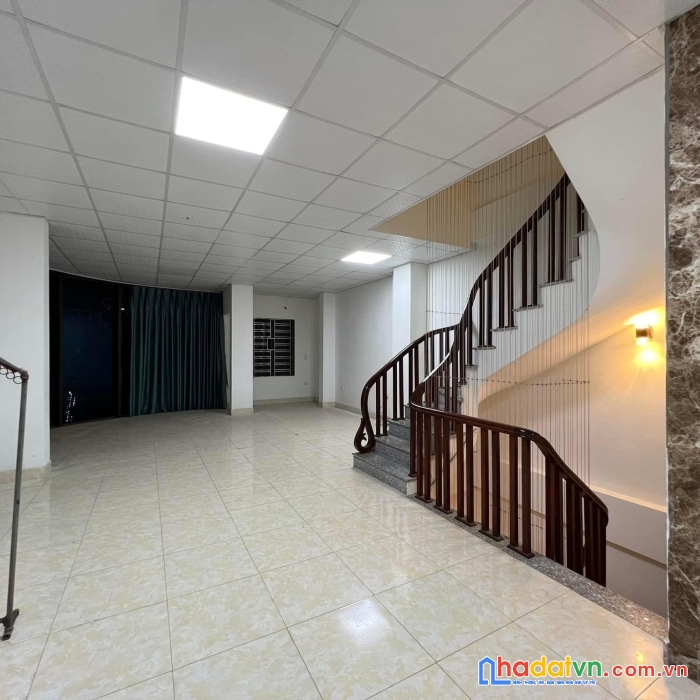 Cho thuê nhà thanh xuân diện tích rộng hơn 100m thông sàn, mt rộng, ô tô đỗ cửa