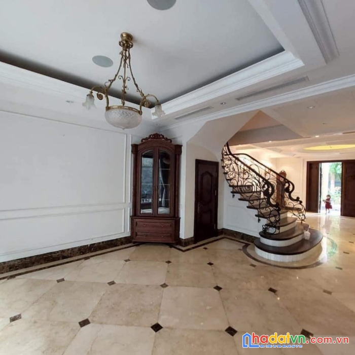 Nhà hoàng quốc việt - nghĩa đô - cầu giấy. phân lô. ô tô. dt 80m2. mt 6m. giá 12,5 tỷ