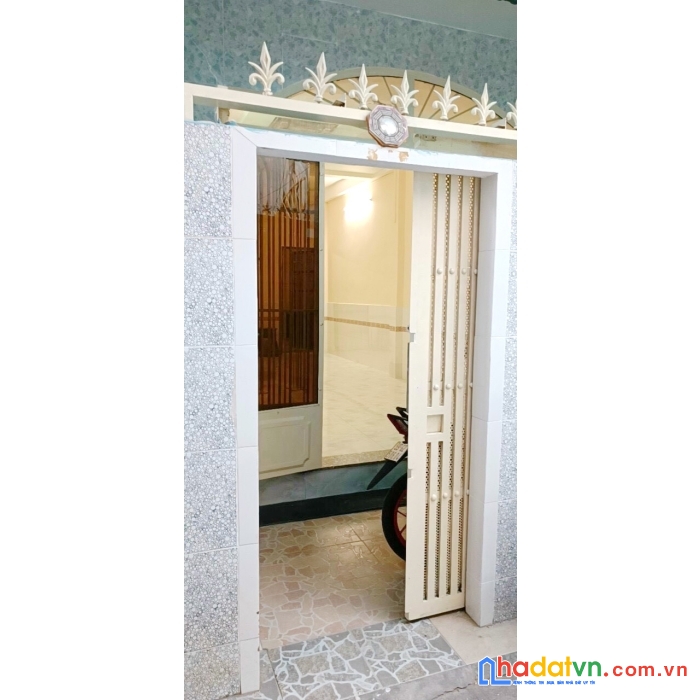 Nhà nở hậu hẻm xóm chiếu p15.q4. trệt,2 lầu,sân thượng. giá 5,5 tỷ tl