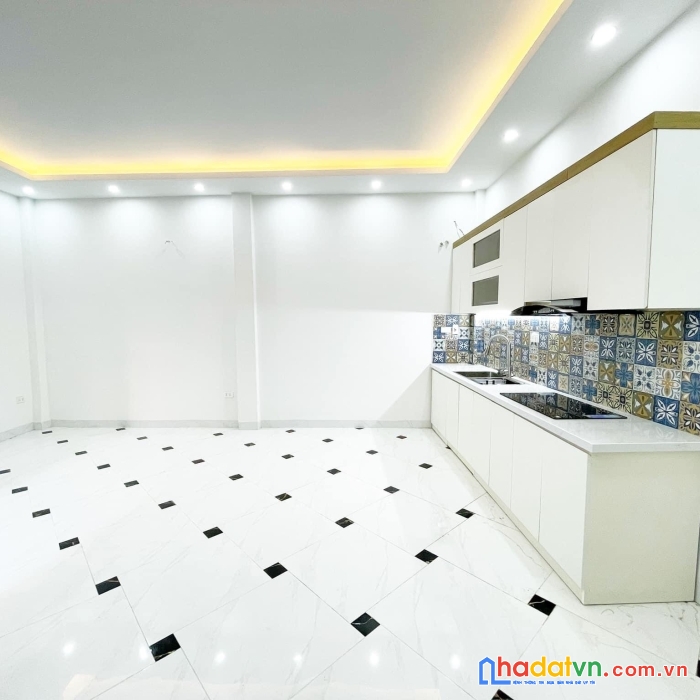 Bán nhà láng trung- đống đa- gần phố- sân rộng- nhà đẹp- giá tốt