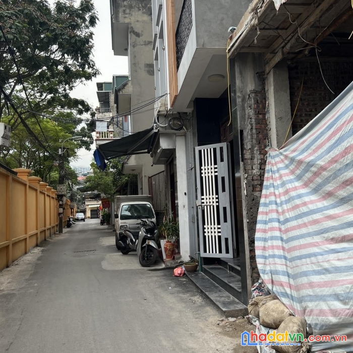 Hàng hiếm đón tết 5 tầng lạc trung xe tải tránh nhau trước nhà