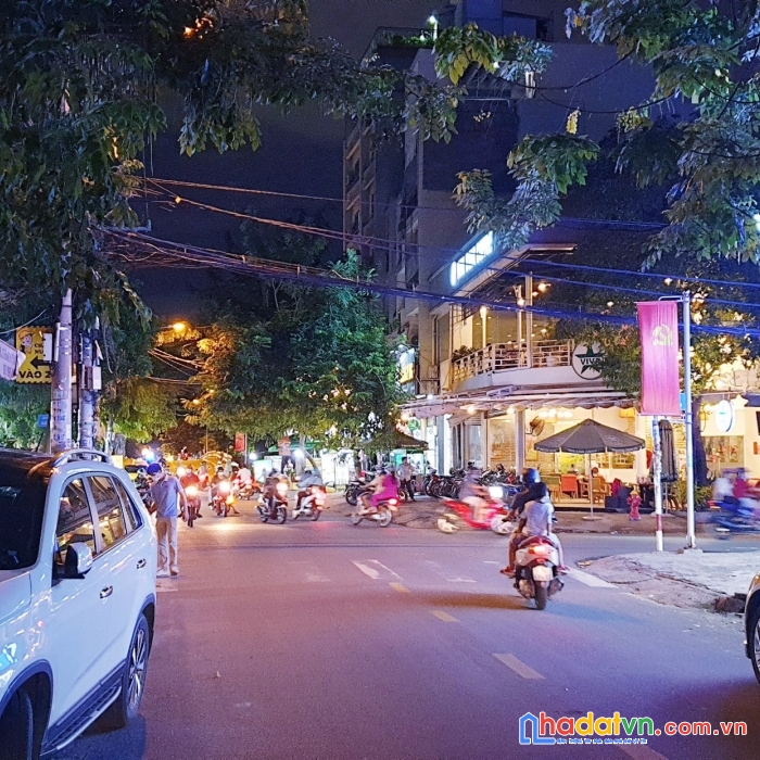 Hẻm xe hơi lâm văn bền q7 dt 86 m 
ngang 6,1 x 14,5 m 4 tấm có 100 triệu hơn/m