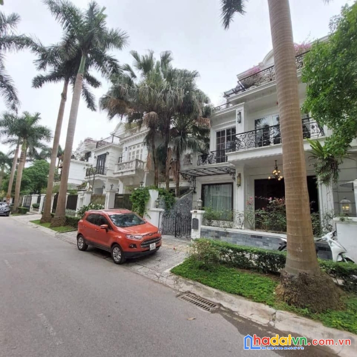 Nhà trần quốc hoàn - nghĩa tân - cầu giấy. phân lô. gara ô tô. ô tô tránh. dt 80m. giá 18,2 tỷ