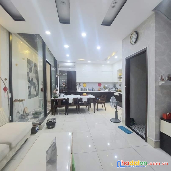 Gấp lắm rồi, chủ ra nước ngoài, p1, 5 tầng,hxh,tặng full nội thất. giá 15,9 tỷ