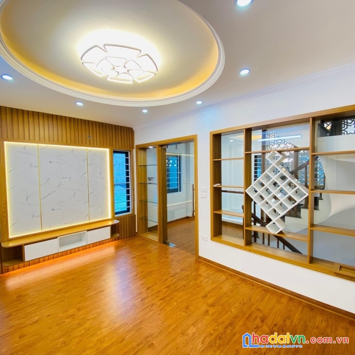 Bán nhà đẹp trần thái tông. 45m 4t mt4m. thoáng trước sau, gần đường ô tô. sổ vuông. giá: 5.2 tỷ.