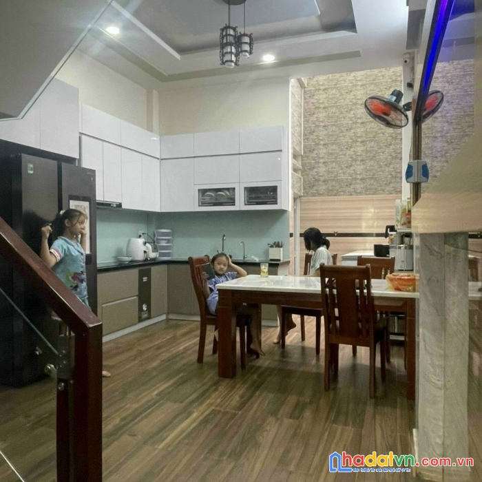 Nhà đẹp, cao tầng, lê văn sỹ, 4 x 18m, 3 lầu, 9.5 tỷ, quận 3