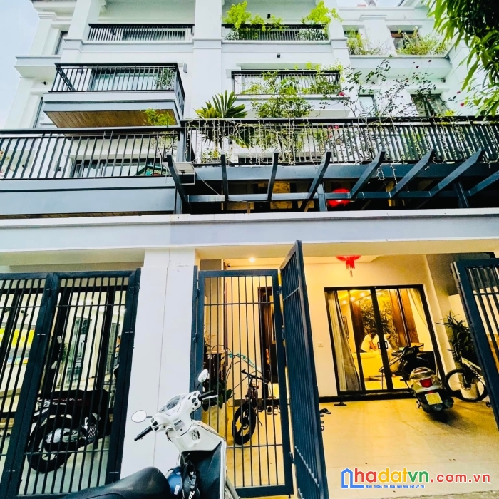 Nhà mặt phố quận tây hồ - khu vực toàn người nước ngoài sinh sống. dt 200m. giá 75 tỷ