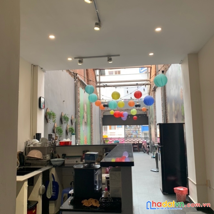 Cho thuê  nhà đường đề thám, q1 trung tâm thành phố dt:4 x 23 m, 92m², 90triệu/tháng.