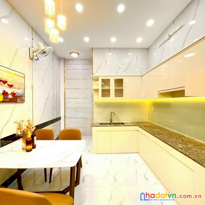 Bán nhà, 3.6 x 13m, cách mạng tháng tám, 3 lầu, 6.4 tỷ, tân bình