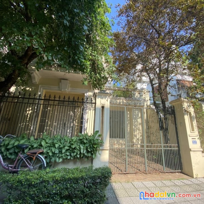 Biệt thự khu vip tây hồ. gara. sân vườn. dt 180m2. mt 9m. giá 55 tỷ.lh 0977717488