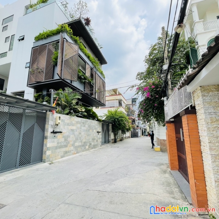 Bán siêu biệt thự sân vườn phường tân đinh, quận 1. dt: 800m2, 1 trệt 2 lầu, hồ bơi giá chỉ 250 tỷ