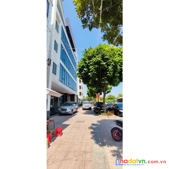 Bán nhà hồng tiến 5 tầng  một nhà ra phố  ngõ ô tô thông- view hồ  chỉ 5 tỷ 9