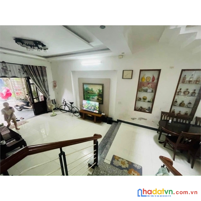 Nhà đẹp, 3 tầng. ô tô, đường triệu nữ vương, giá nhỉnh 2 tỷ tlcc
