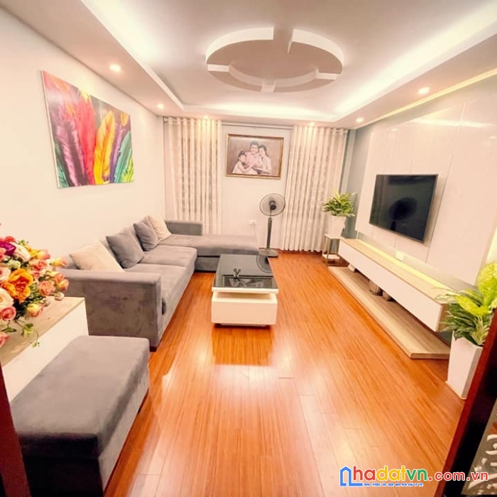 Nhà đống đa - hào nam 42m 5 tầng. mặt tiền 4.1m. ngõ thông, kinh doanh, gần ô tô. giá: 5.9 tỷ