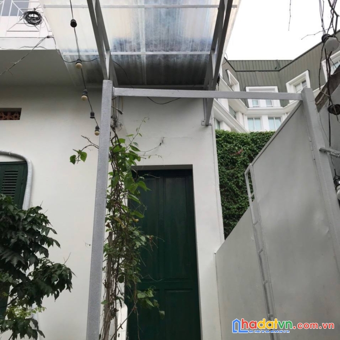 Cho thuê nhà riêng phố tràng tiền, nhà mới sạch đẹp nội thất cơ bản, có ban công thoáng mát