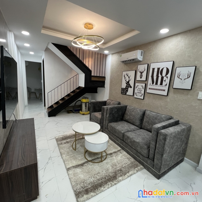 Gấp!!!bán nhà sát hxh cmt8 q3,42m2,3.8x11,4pn tặng nội thất giá 4.5 tỷ