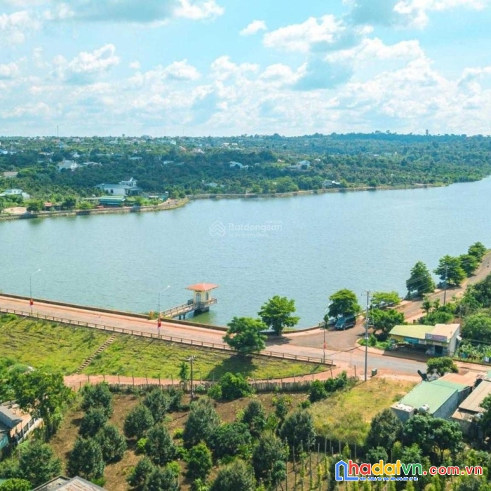 Đất nền phía đông buôn hồ 