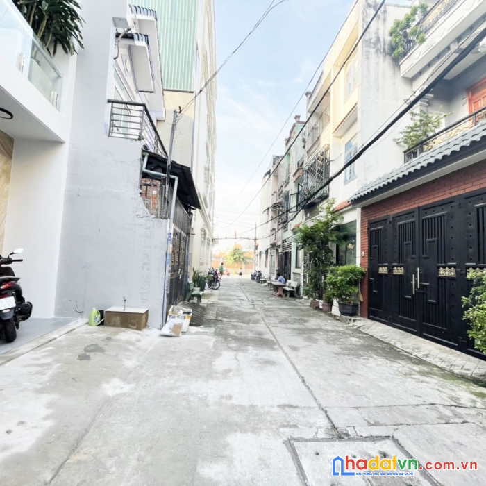 Vị trí đẹp, gần các trường điểm quận 12, h6m, 4 tầng, ô tô vào nhà.