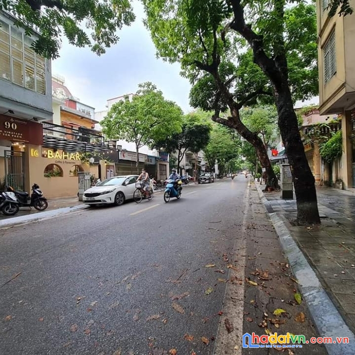 Mặt phố trần nhân tông - nguyễn huy tự - hoàn kiếm. dt 260m2. mt 15m. giá 75 tỷ