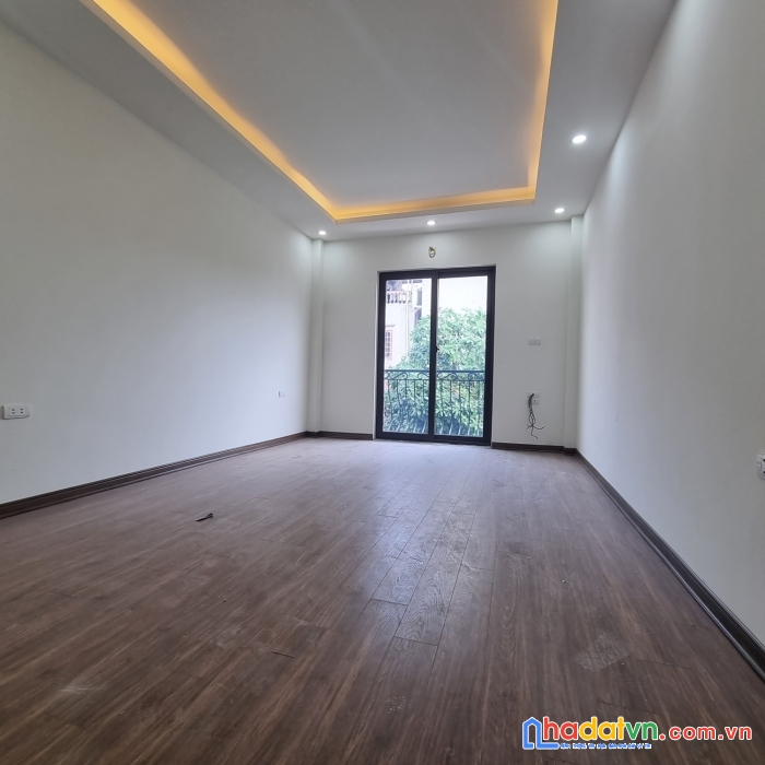 Nhỉnh 3 tỉ có nhà 5 tầng,40m việt hưng.hàng xóm vin.5 phút ra bigc.20m ô tô tránh