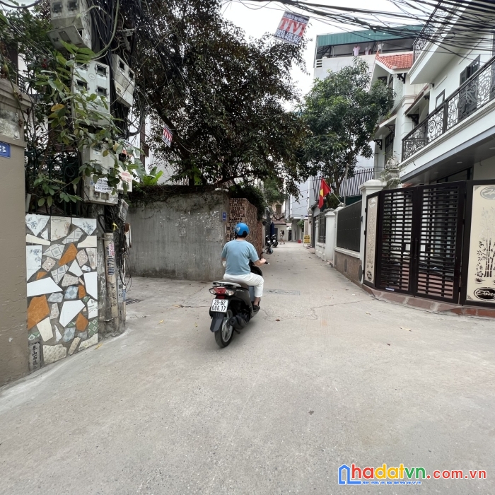 Bán đất nguyễn văn cử sát cầu long biên dt 75m2 mt4,5 m giá 6,9 tỷ lh huyền 77