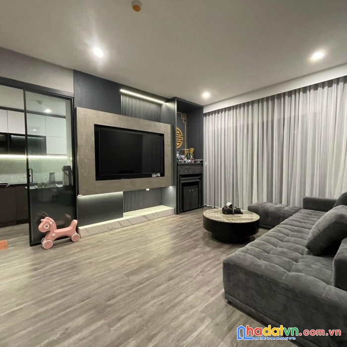 Bán căn hộ 390 nguyễn văn cừ- 4 pn, 2 ban công, tâng 5, view đẹp,nội thất đầy  đủ