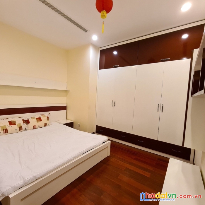 Chính chủ cần bán gấp căn hộ 2 phòng ngủ royal city, 102m, nội thất đẹp như hình