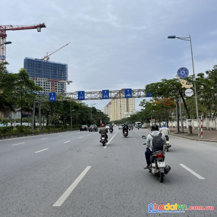 Mặt phố phạm văn đồng - tăng thiết giáp - kinh doanh - văn phòng - vỉa hè 3m - lô đất vàng.