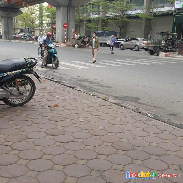 Mặt phố hào nam - cát linh - đống đa. vỉa hè rộng. kinh doanh. dt 142m2. mt 8,2m. 52 tỷ