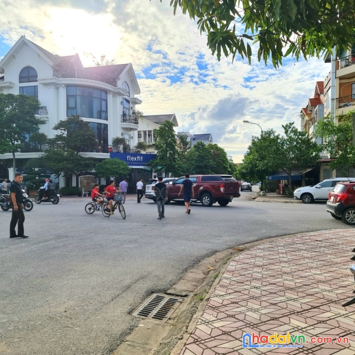 241022 bán 40m2 đất gần cổng học viện nông nghiệp, trâu quỳ, gia lâm. ôtô vào. lh 0926782459.