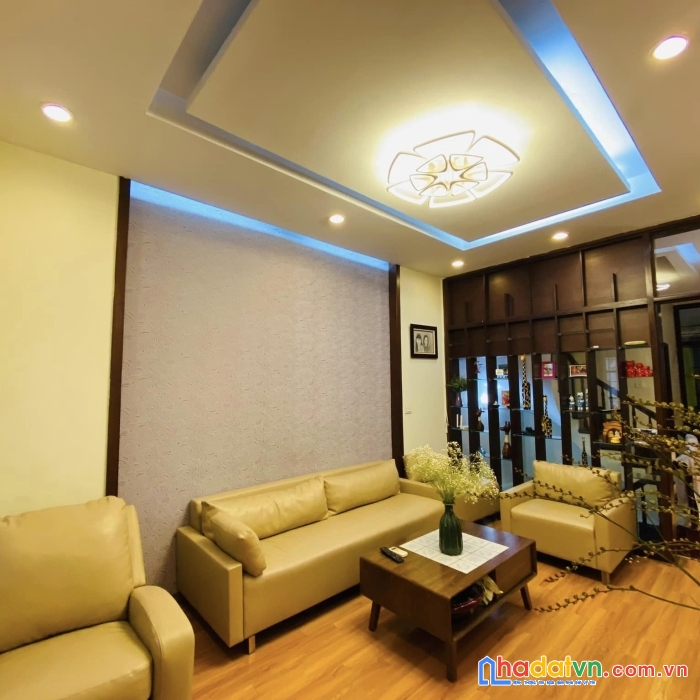 Cần bán nhà đẹp ở trung kính, 60m2, 5 tầng, phân lô, tặng nội thất, giá 12.5 tỷ