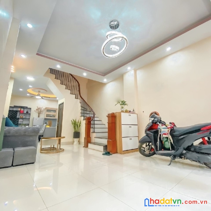 Cho thuê nhà riêng phố trạm, dt: 45m x 4 tầng, mt: 4m, nhà mới sạch sẽ, full nội thất phố trạm,