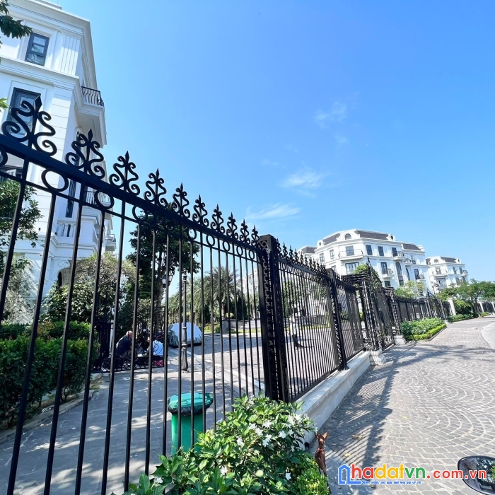 Vinhomes riverside- cung điện hoàng gia - nội thất xịn   250m2- 3 tầng - mt 10m - giá 68 tỷ long biên