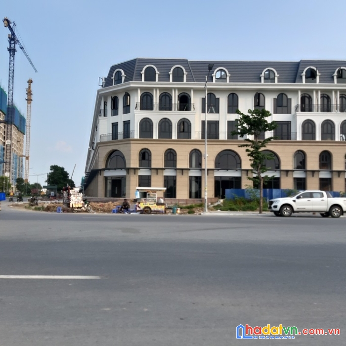 Bán nhà phố thương mại thuận an central lake, trâu quỳ, gia lâm. dt 200m2. mt 30m lh 0926782459.